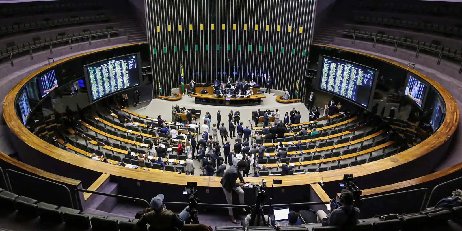 Câmara aprova a taxa das blusinhas e projeto segue para o Senado