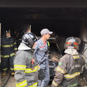 Mulher provoca incêndio em veículo na garagem de casa em São Carlos