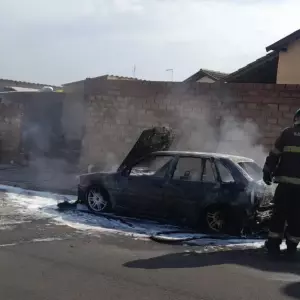 Mulher provoca incêndio em veículo do companheiro após briga em Matão