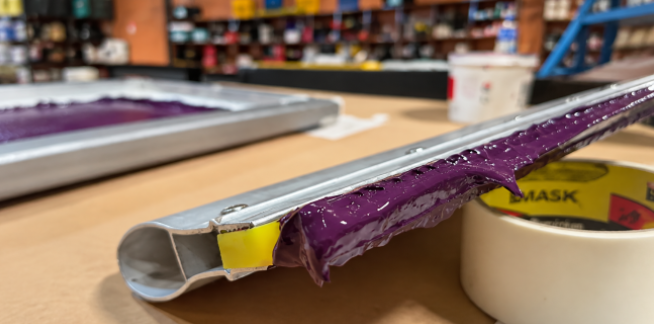 Oficina gratuita de serigrafia promove experimentações no Sesc Araraquara