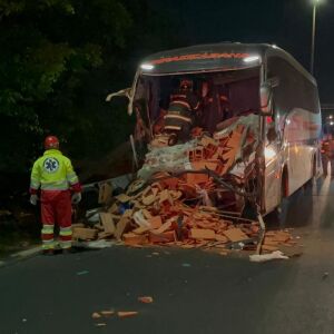 Idosa morre após grave acidente na SP-310 entre ônibus e caminhão