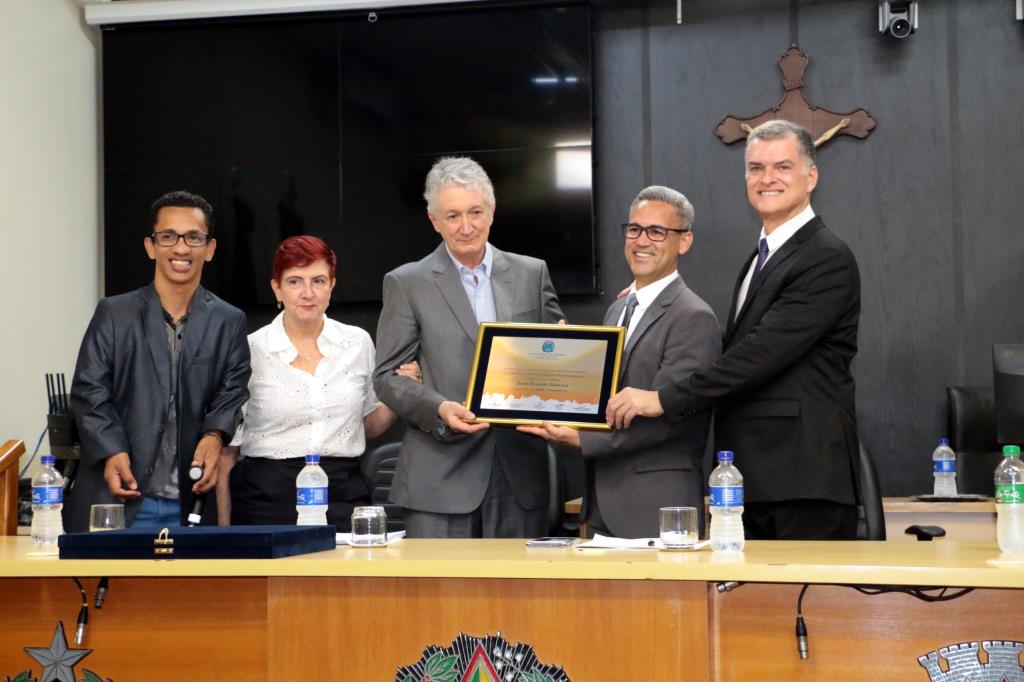 Médico Paulo Djabraian recebe o Título de Cidadão Araraquarense