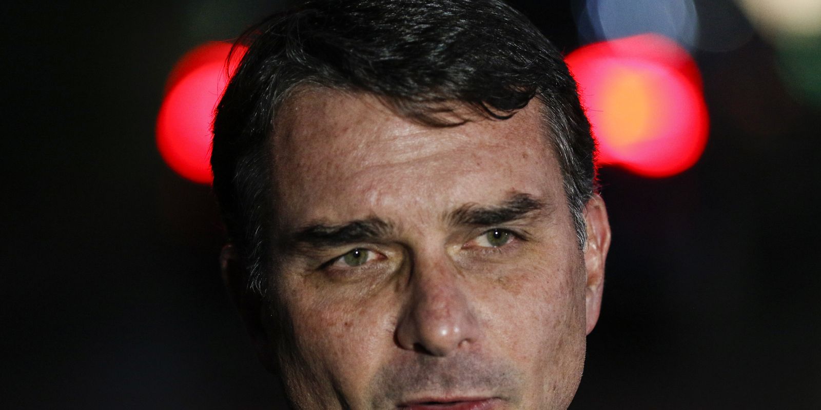 PF aponta cobranças de Flávio Bolsonaro a banqueiro por verba do filme Dark Horse
