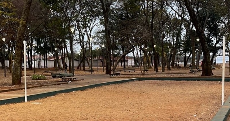 Playground da Praça do Cecap precisa de areia para uso infantil