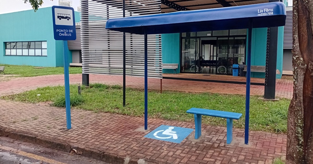 Novo ponto de ônibus em frente ao Cria ganha cobertura e assento