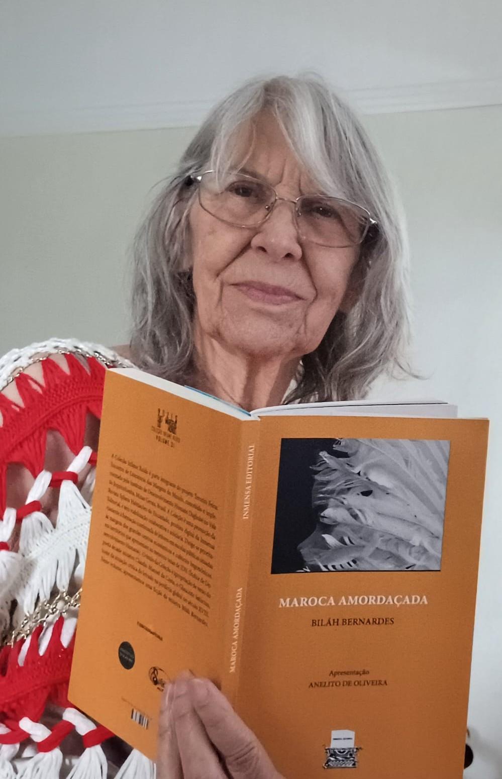 Biláh Bernardes com o livro Maroca Amordaçada