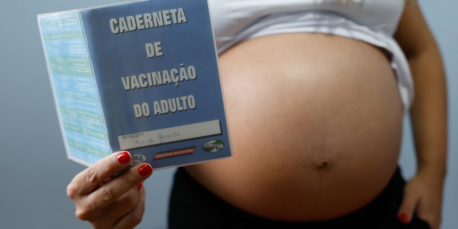 Vacinação de gestantes: baixa imunização contra gripe e covid ameaça grávidas