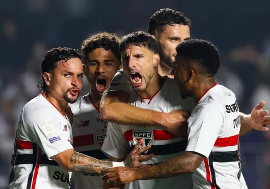 São Paulo vence o Internacional pelo Campeonato Brasileiro e ganha fôlego