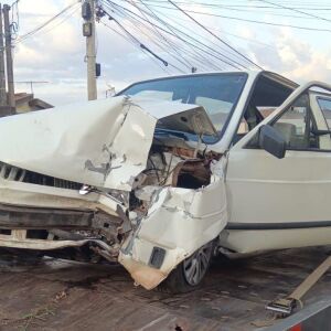 Carro bate em defensa metálica durante acidente na SP-310 em São Carlos