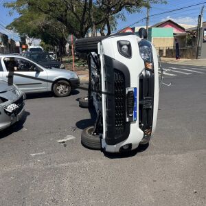 Carro tomba após acidente de trânsito em São Carlos no bairro Vila Prado