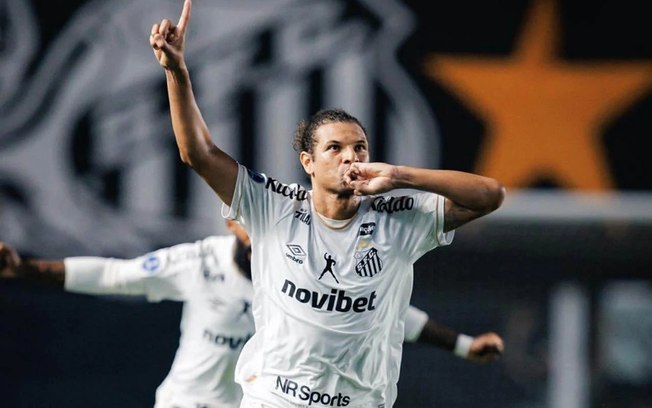 Neymar discute com rival na Vila Belmiro durante vitória do Santos