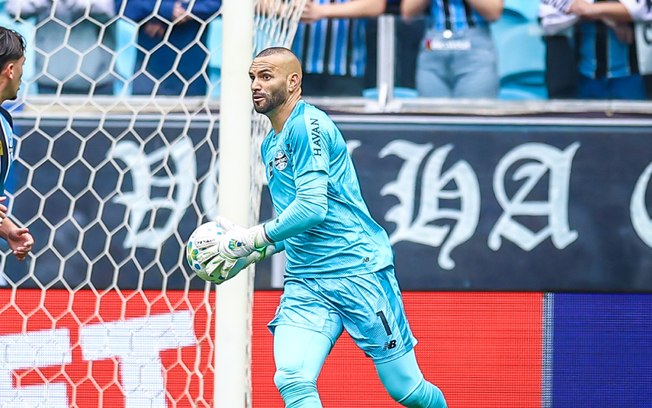 O goleiro Weverton brilha pelo Grêmio contra o Palmeiras e afasta mágoa