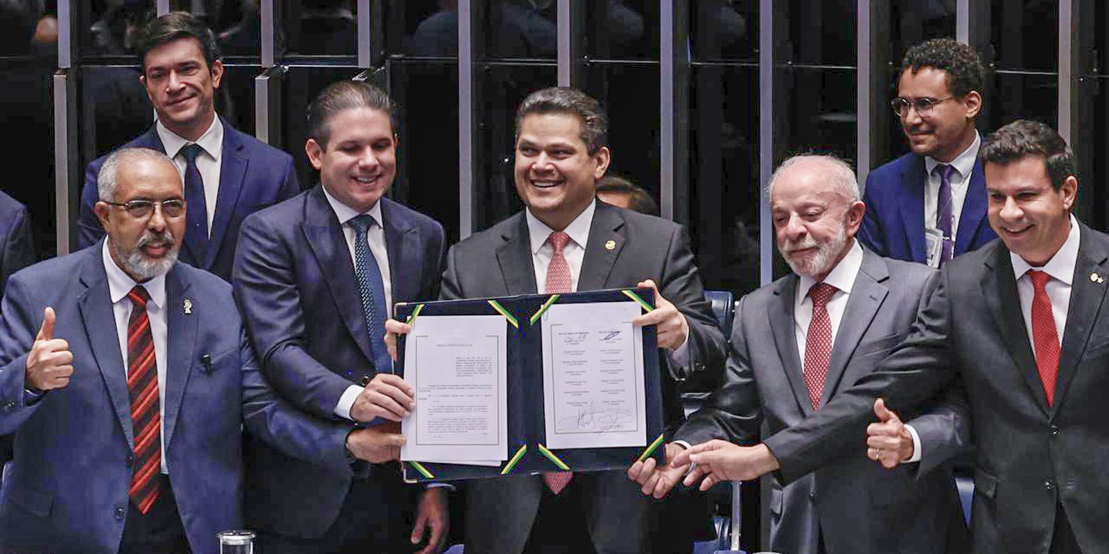 Davi Alcolumbre homenageia Paulo Paim na promulgação do fim da escala 6x1