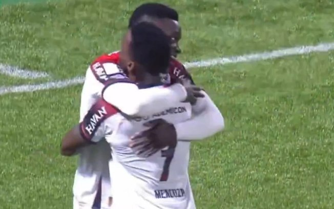 Athletico-PR goleia a Chapecoense e assume a terceira posição no Brasileirão