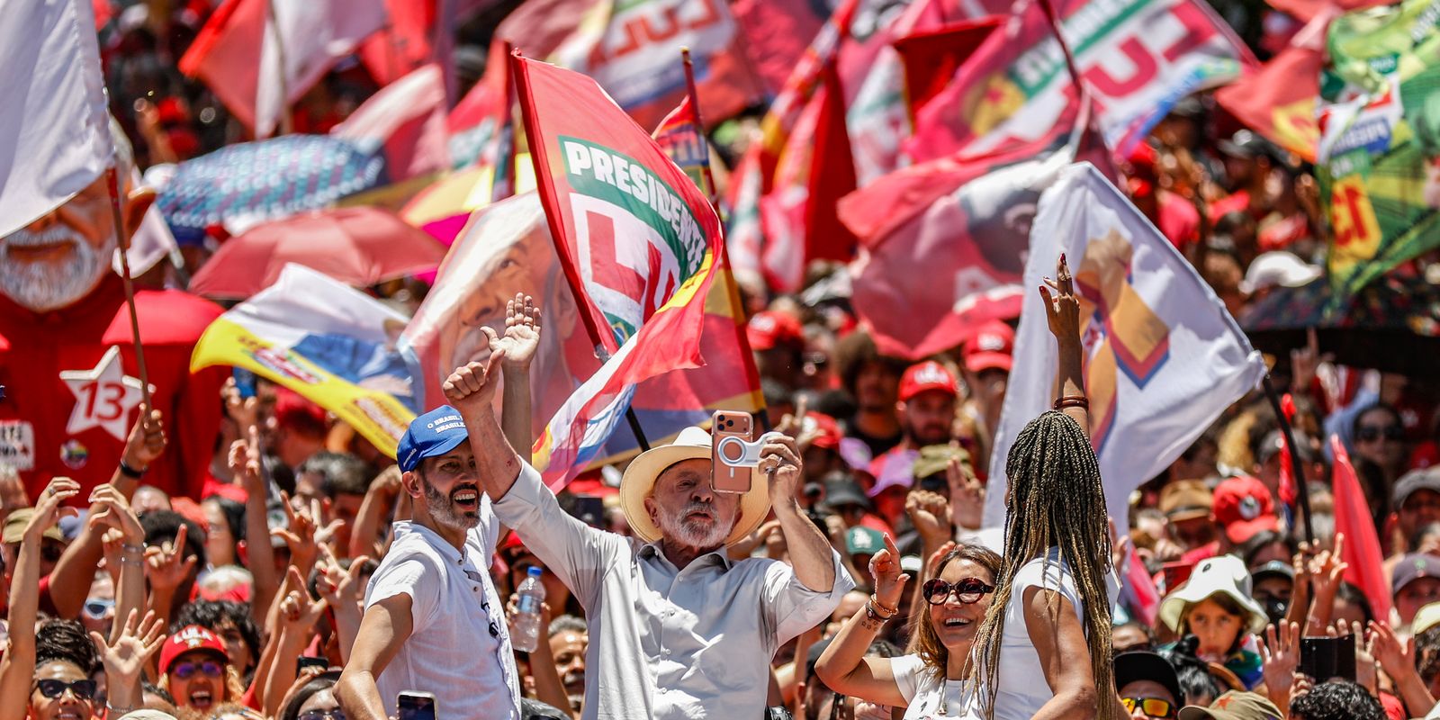 Lula defende o fim da escala 6x1 durante ato político em Ceilândia