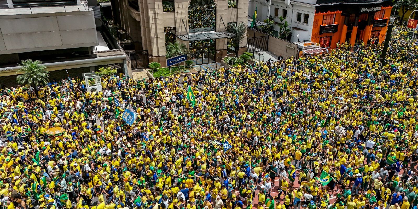 Flávio Bolsonaro reúne apoiadores em grande ato na Avenida Paulista