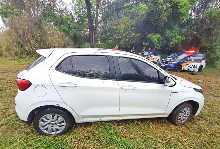 Carro furtado é localizado pela Guarda Municipal em área de mata perto do Kaparaó