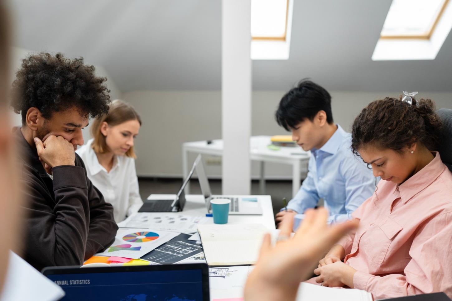 Como transformar uma habilidade em serviço profissional com estrutura e presença digital