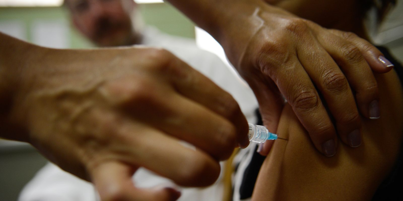 Consultas por lesões pré-cancerígenas caem 78% com vacina contra o HPV no SUS