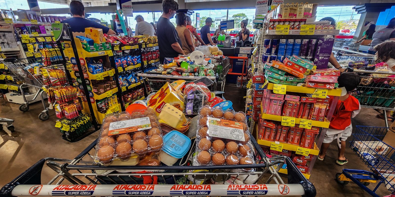 Consumo de alimentos cresce após proibição das bets no Brasil, diz Abras