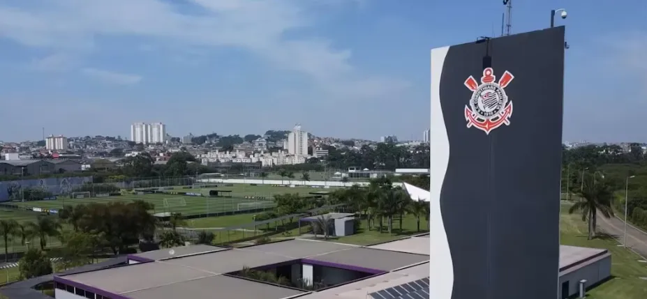 Corinthians reforça segurança após ataque com rojões no CT