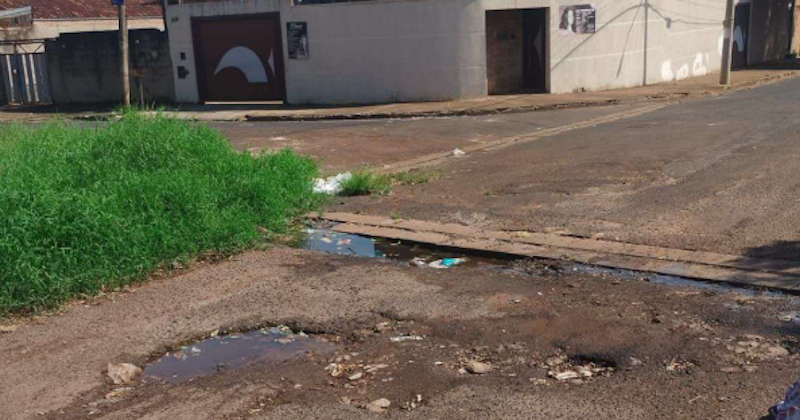 Moradores solicitam urgente reparo asfáltico no Jardim Arco-Íris