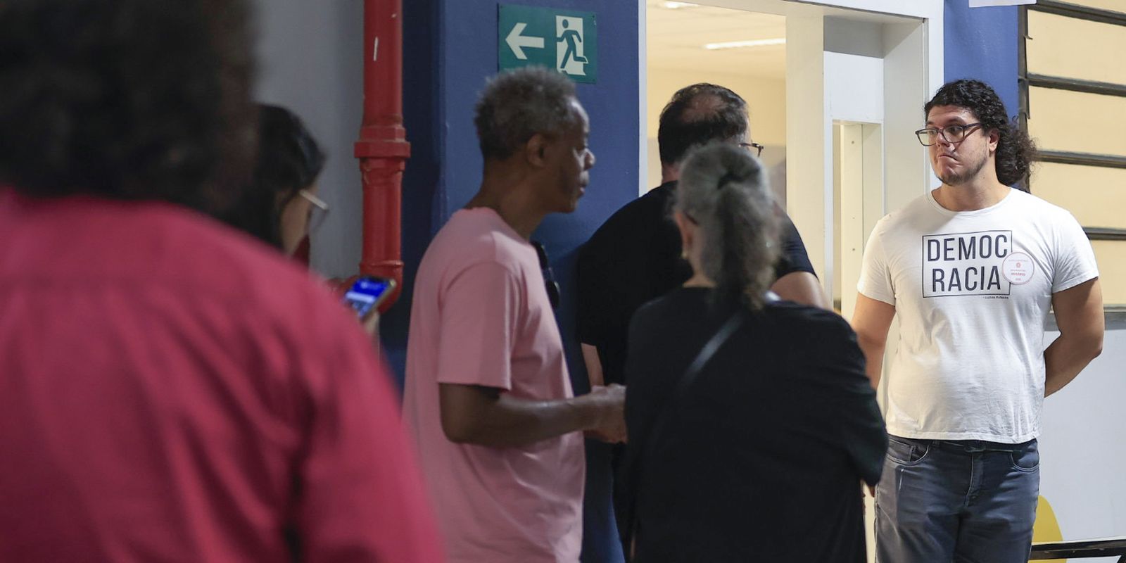 Eleitores devem ir aos locais de votação até as 17h neste domingo
