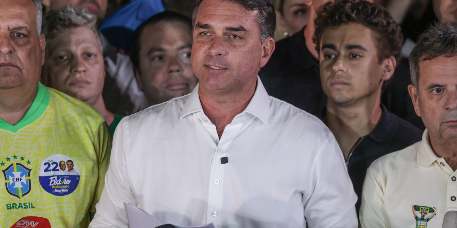 Flávio Bolsonaro divulga carta golpista nos EUA e agradece Trump e Milei