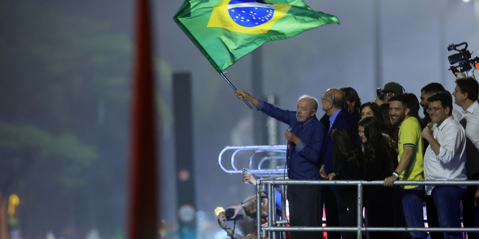 Luiz Inácio Lula da Silva celebra vitória na Avenida Paulista e pede hino