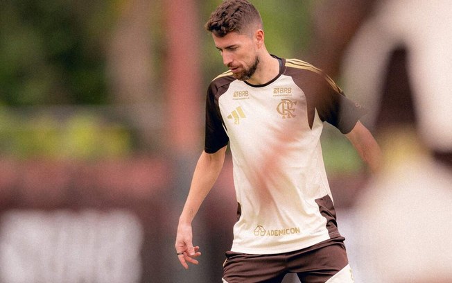 Flamengo treina sem o patrocínio da Betano no uniforme por nova regra