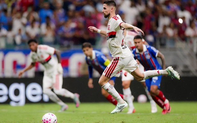 Flamengo bate o Bahia por 3 a 0, reassume a liderança e amplia tabu sobre Ceni