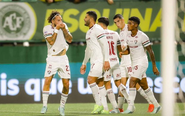 Fluminense perde para a Chapecoense fora de casa e se mantém fora do G4