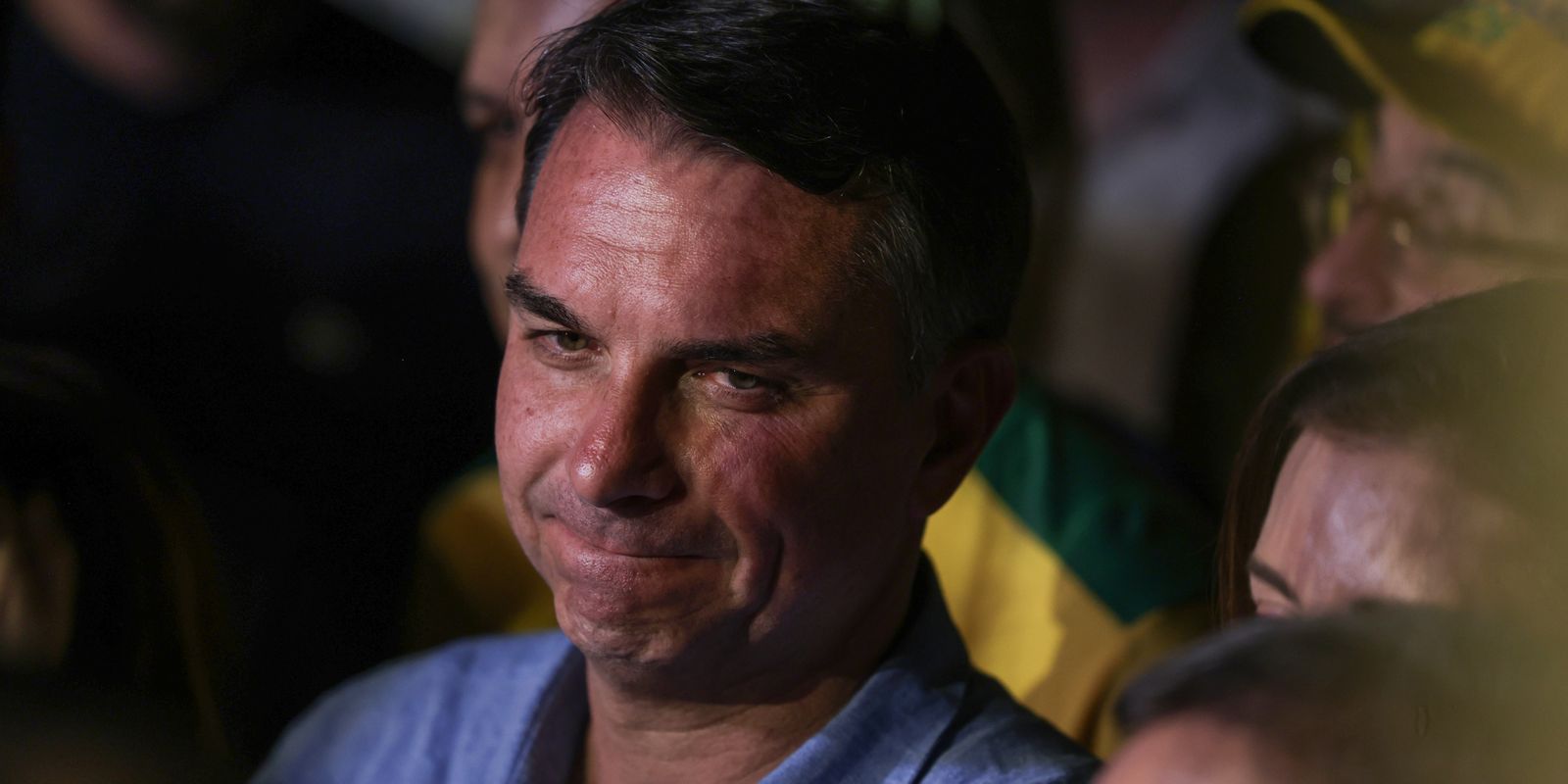Carta golpista e fuga ao exterior aumentam o isolamento de Flávio Bolsonaro