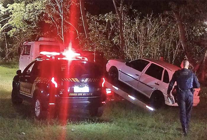 Carro em movimento é abandonado em Ibaté após fuga de ocupantes em direção à mata