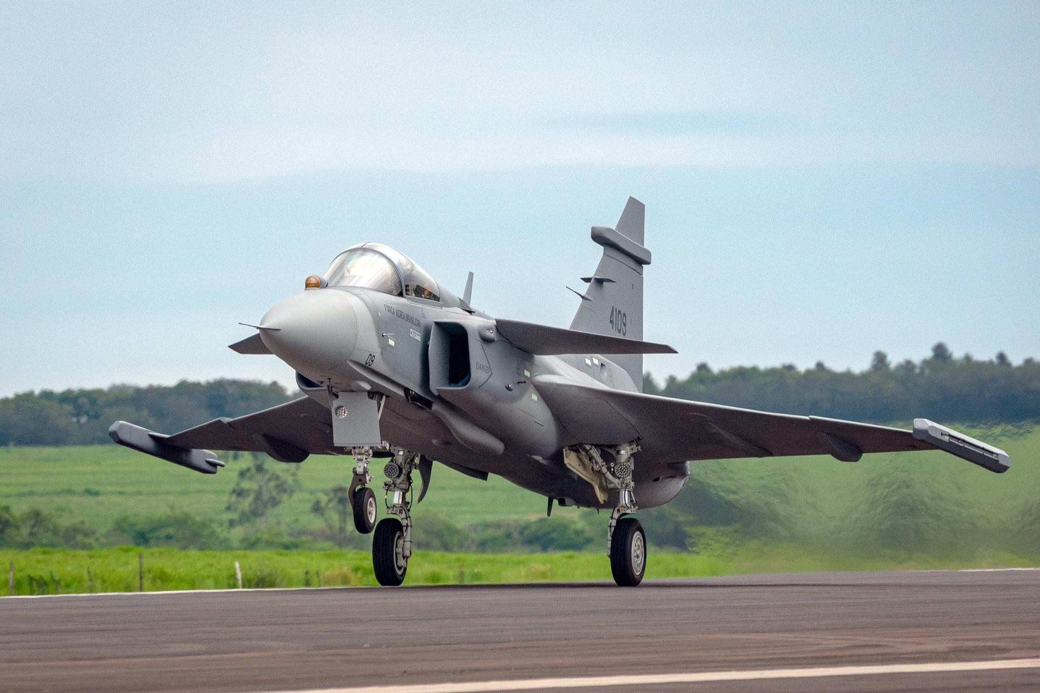 Primeiro caça Gripen produzido no Brasil realiza voo inaugural em São Paulo