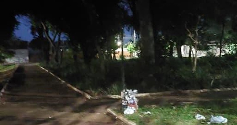 Iluminação insuficiente afeta moradores na praça do Jardim Paulistano