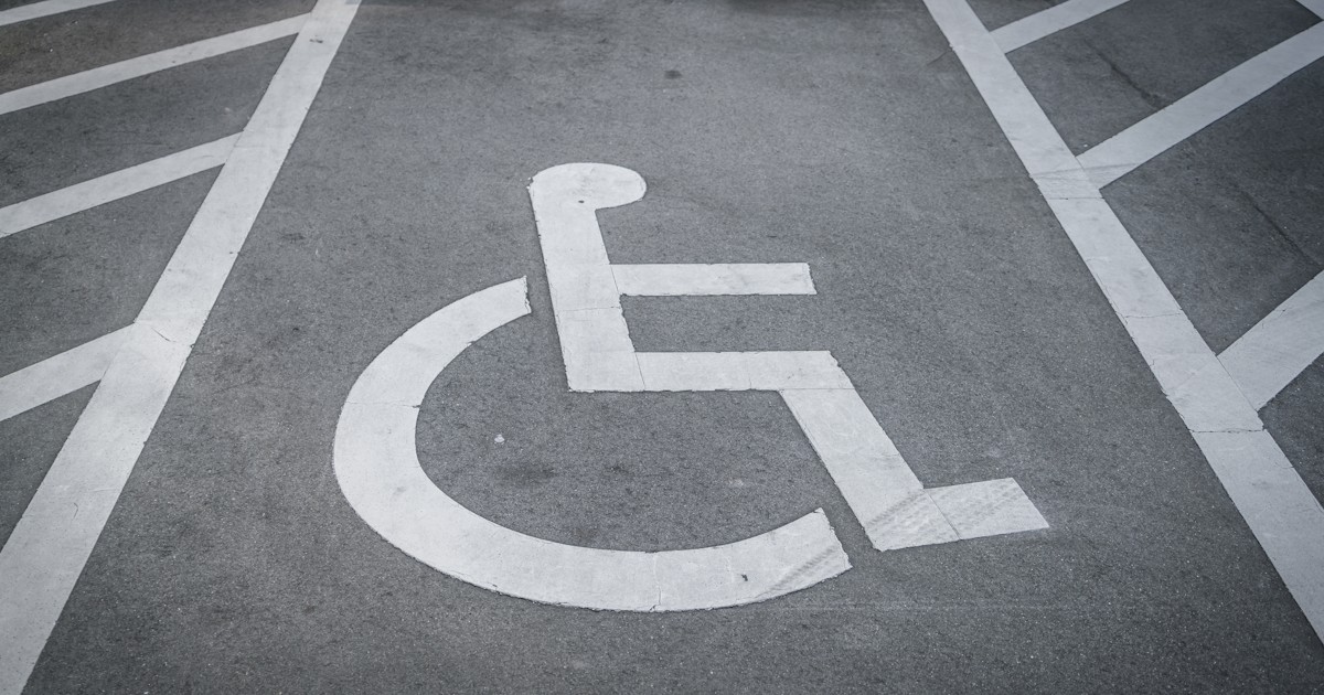 Placas de vagas preferenciais descumprem uso do símbolo do autismo