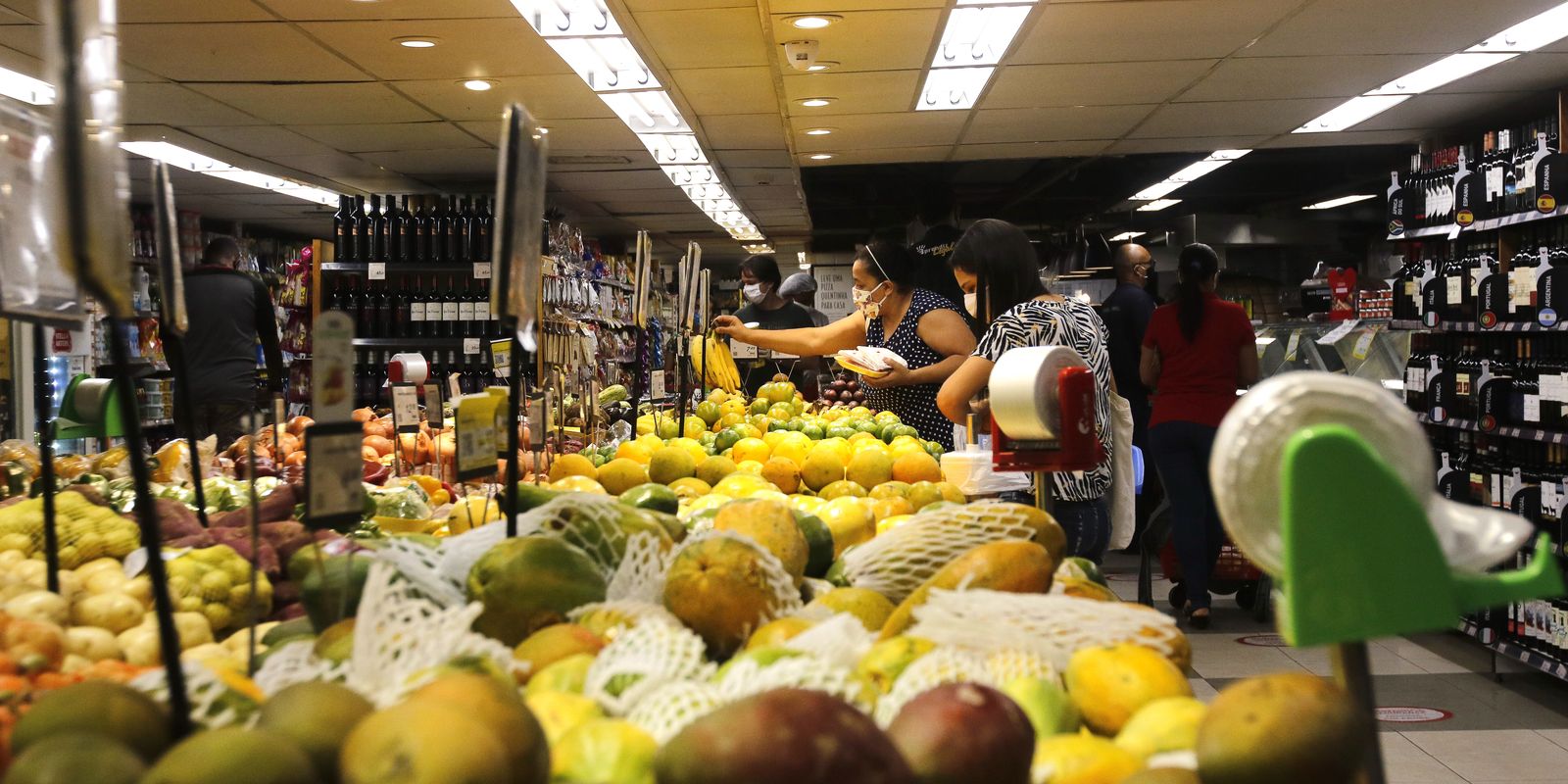 INPC atinge 4,29% em 12 meses e afeta o reajuste de salários