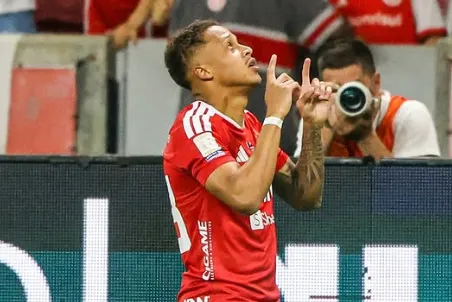Internacional vence o Corinthians por 2 a 1 e respira no Brasileirão