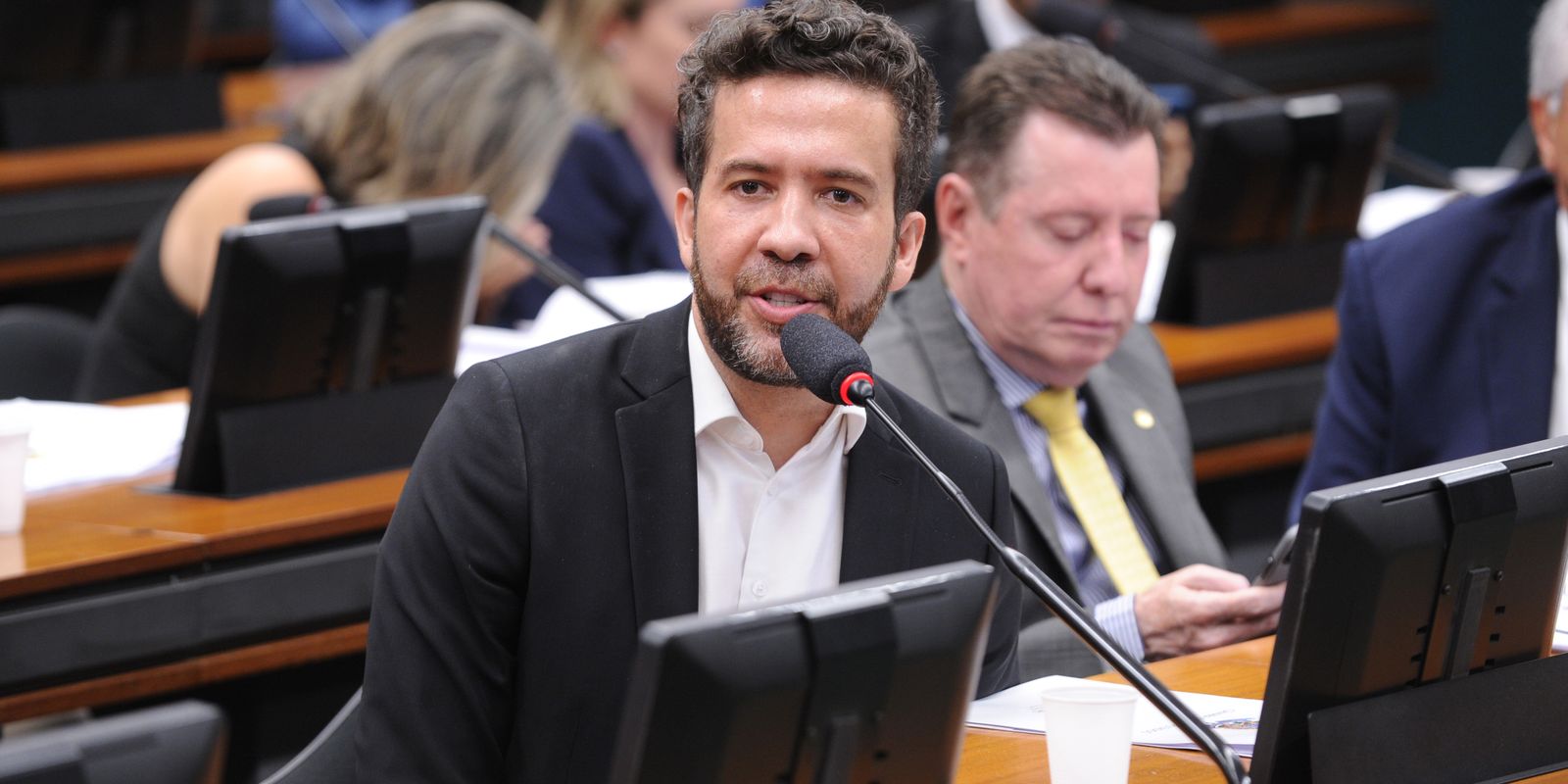 André Janones aponta censura após TSE suspender canal do WhatsApp