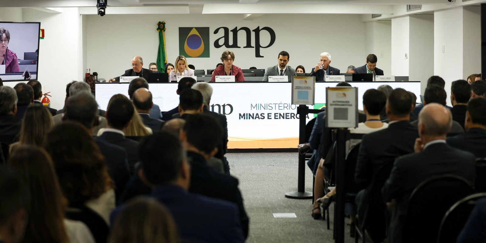 Leilão da ANP fatura R$ 3 bilhões com a venda de blocos de petróleo e gás