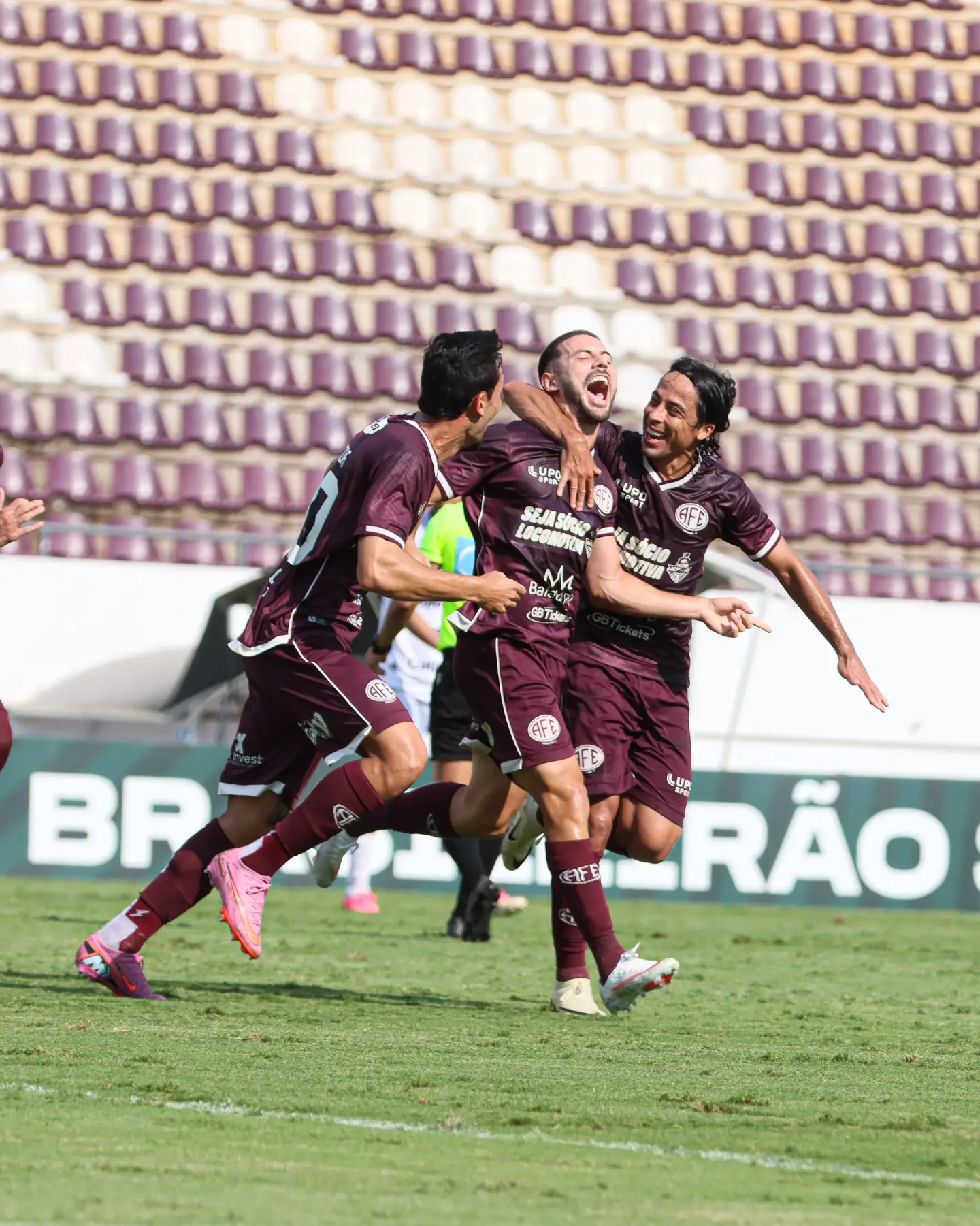 Lucas Rodrigues segue na Ferroviária e reforça o clube na temporada