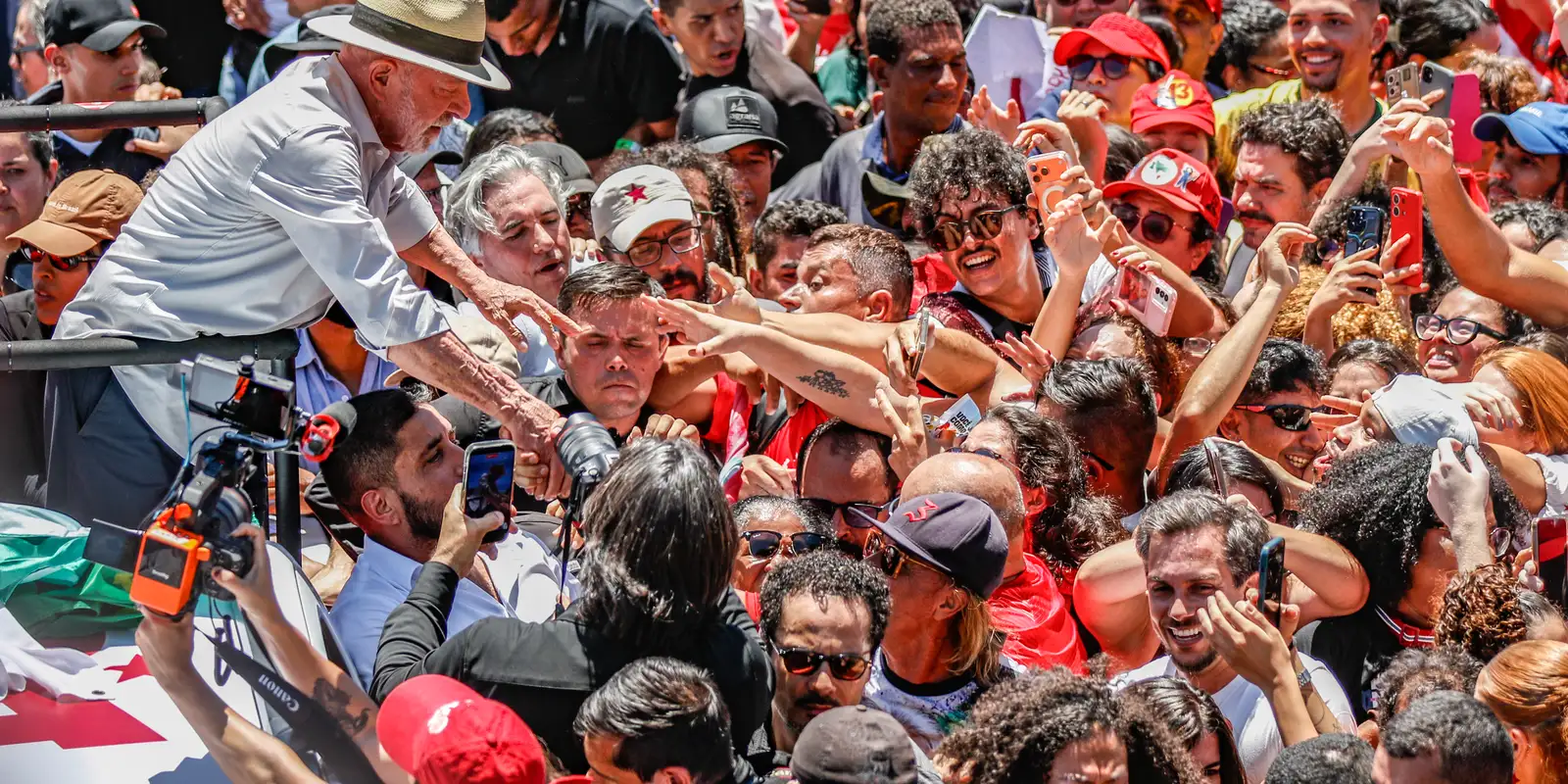 Lula anuncia que PT vai recorrer na Justiça contra suspensão do canal Exército do Lula