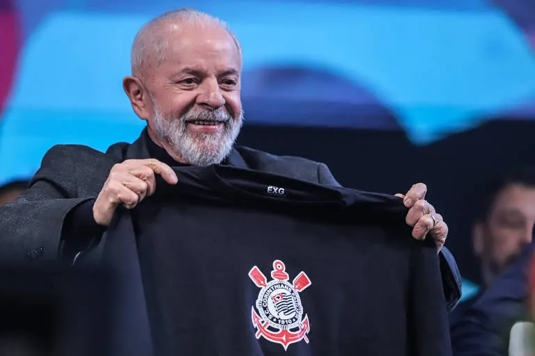 Lula critica apostas esportivas e provoca o Palmeiras durante entrevista no Flow