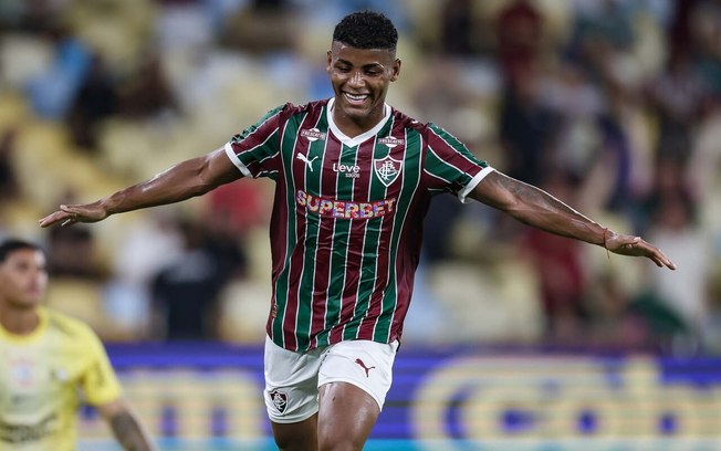 Volante Martinelli treina no gramado e pode reforçar o Fluminense