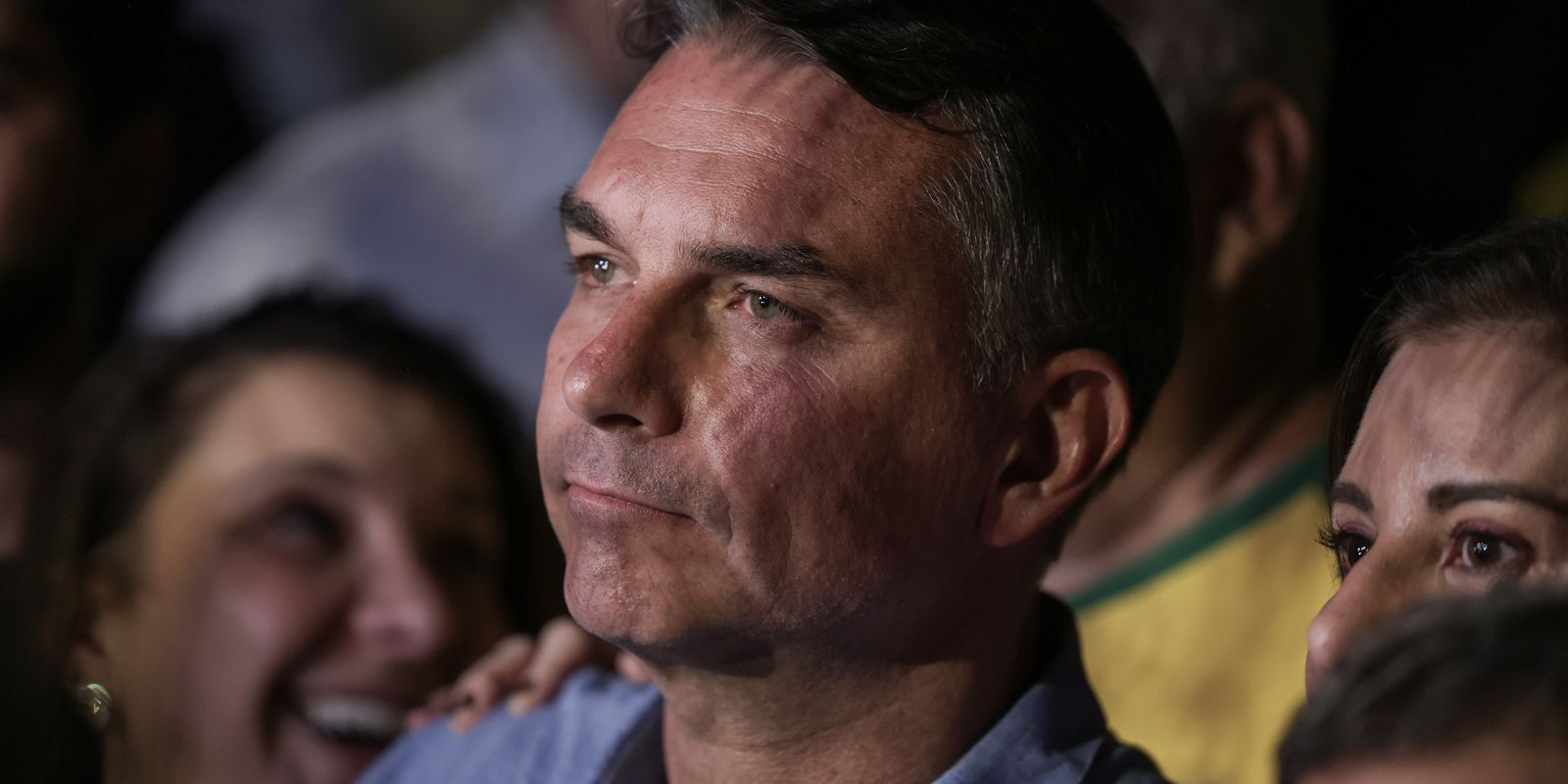 André Mendonça multa Flávio Bolsonaro por impulsionar post contra Lula