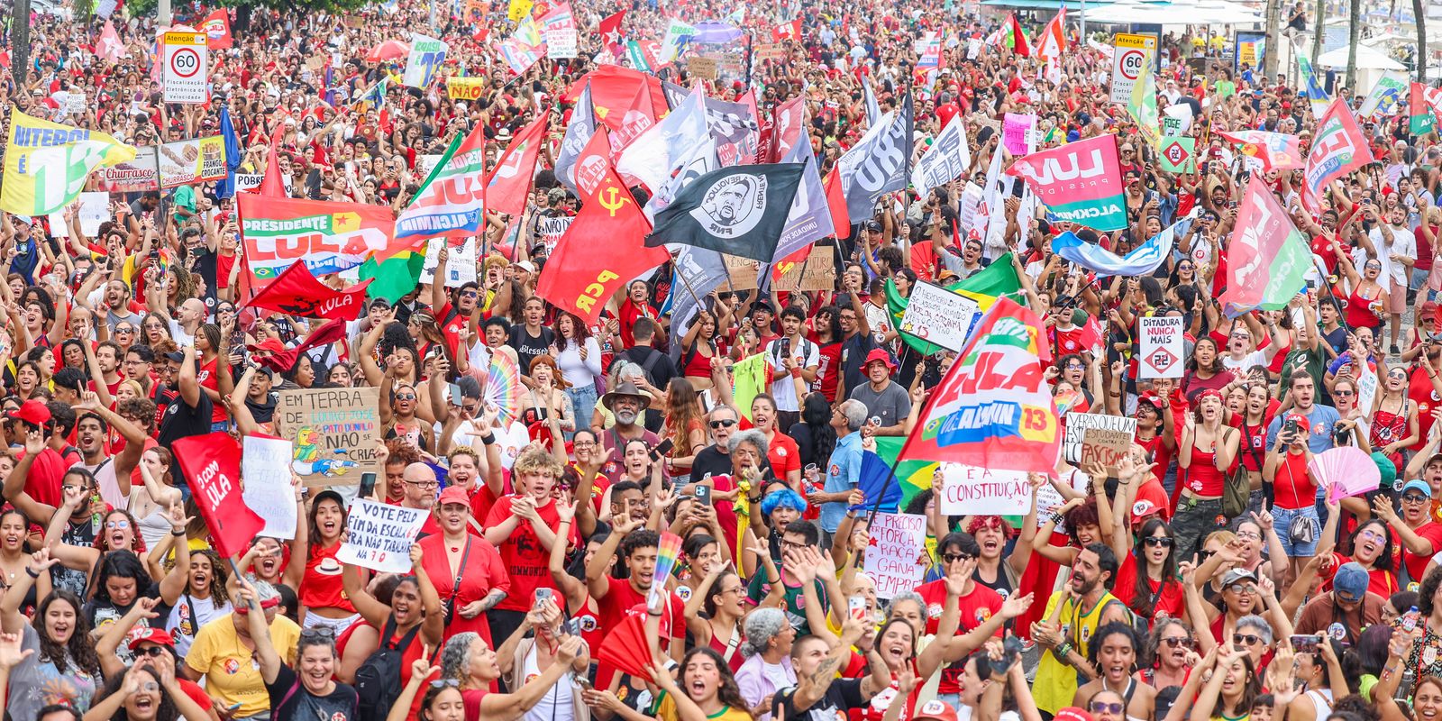Ato político em Copacabana reúne apoiadores do presidente Luiz Inácio Lula da Silva