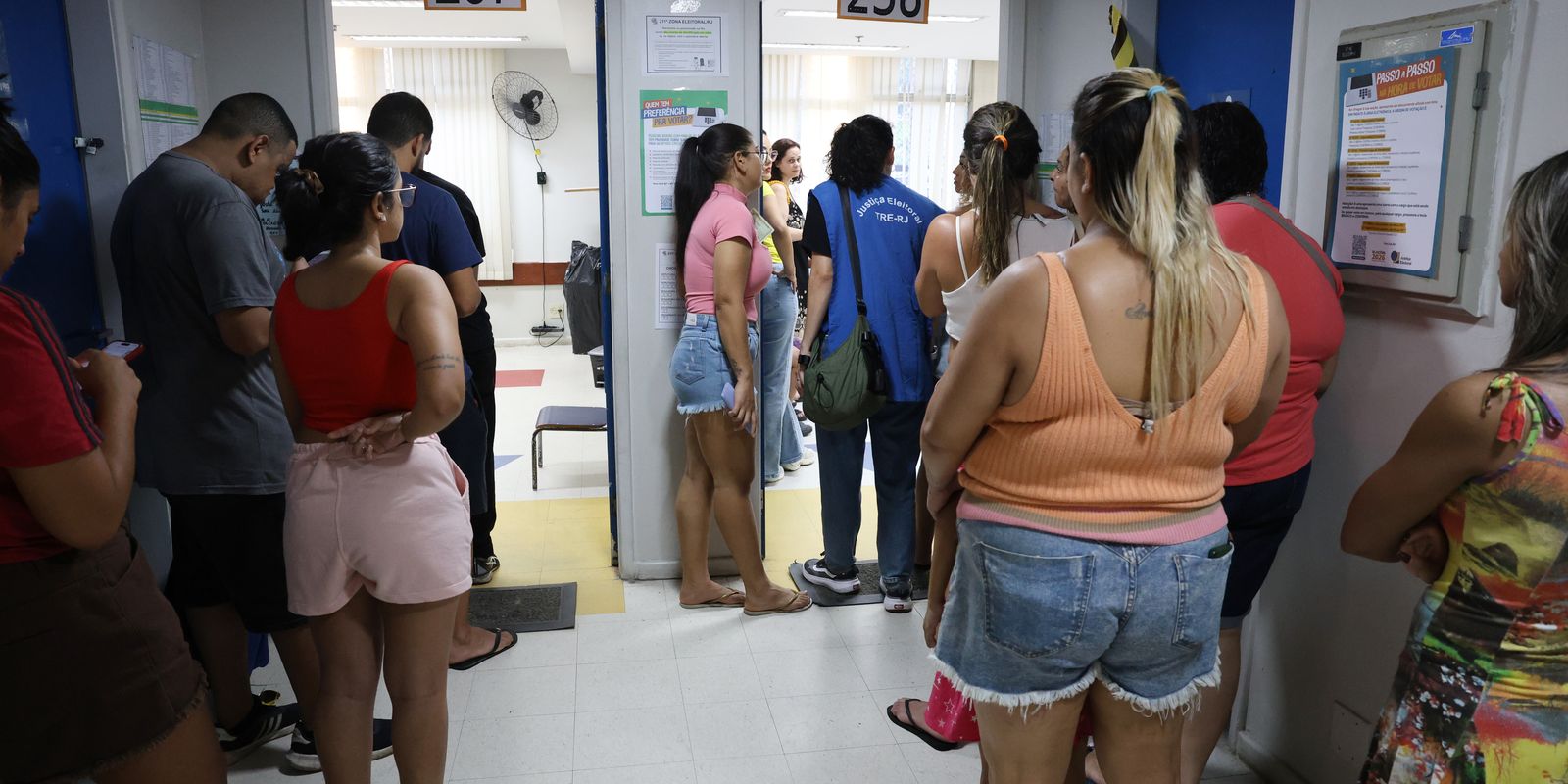 Moradores da Maré se mobilizam para informar sobre locais de votação após mudanças