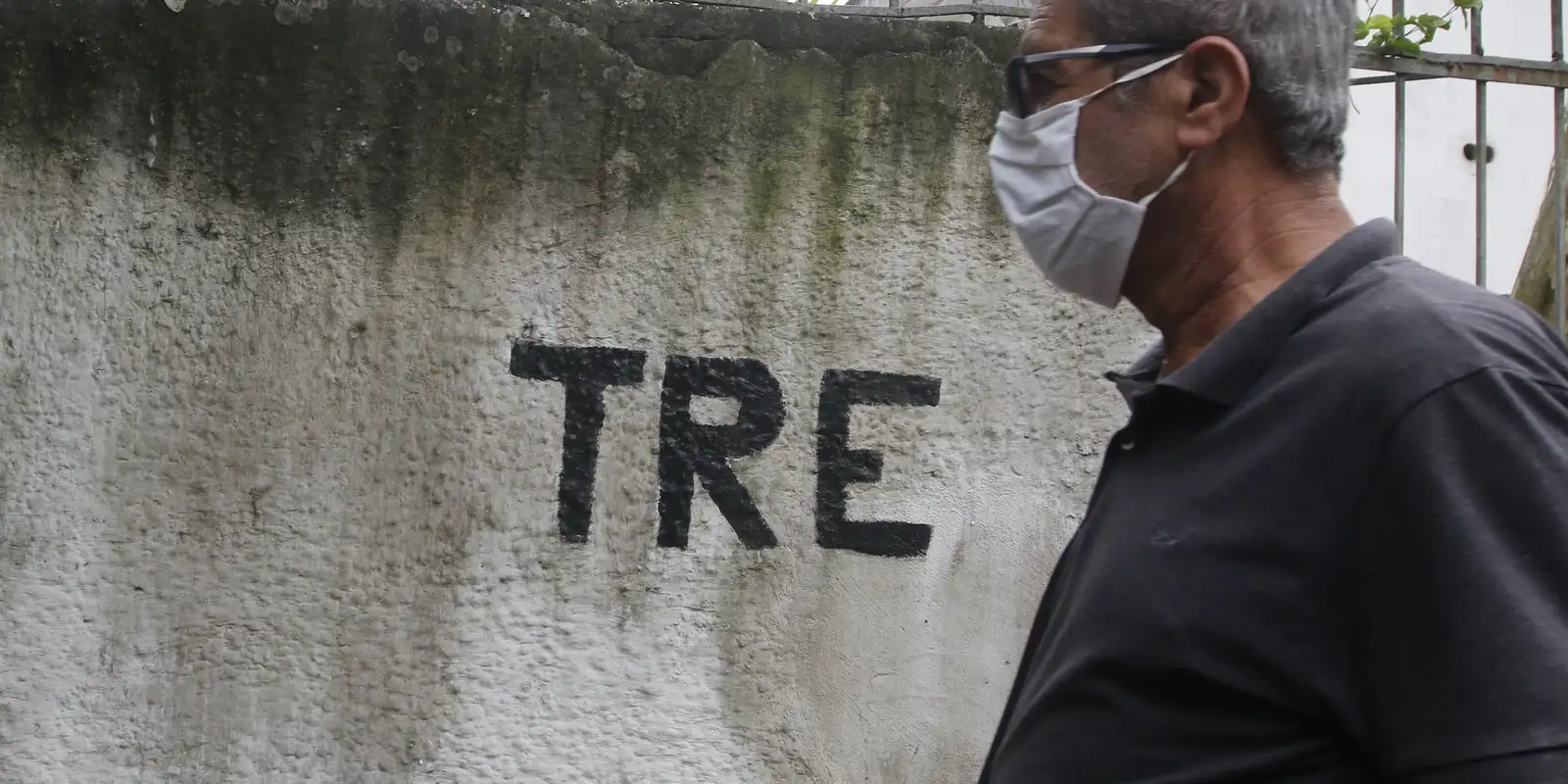 Eleitores no Rio de Janeiro comparecem às urnas neste domingo