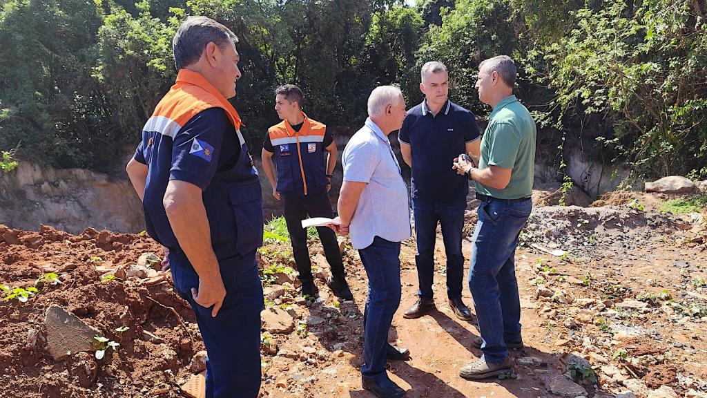 Prefeito vistoria obra de drenagem para conter erosão no Jardim Maria Luiza IV